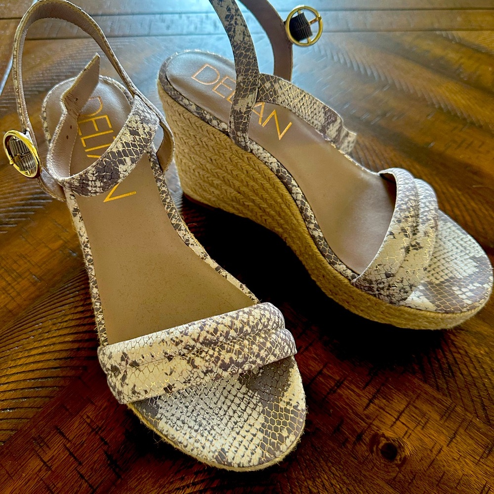 *NEW* NWT Wedge Snakeskin Heel Size 10 Dillards Summer Shoe DELTAN Brand